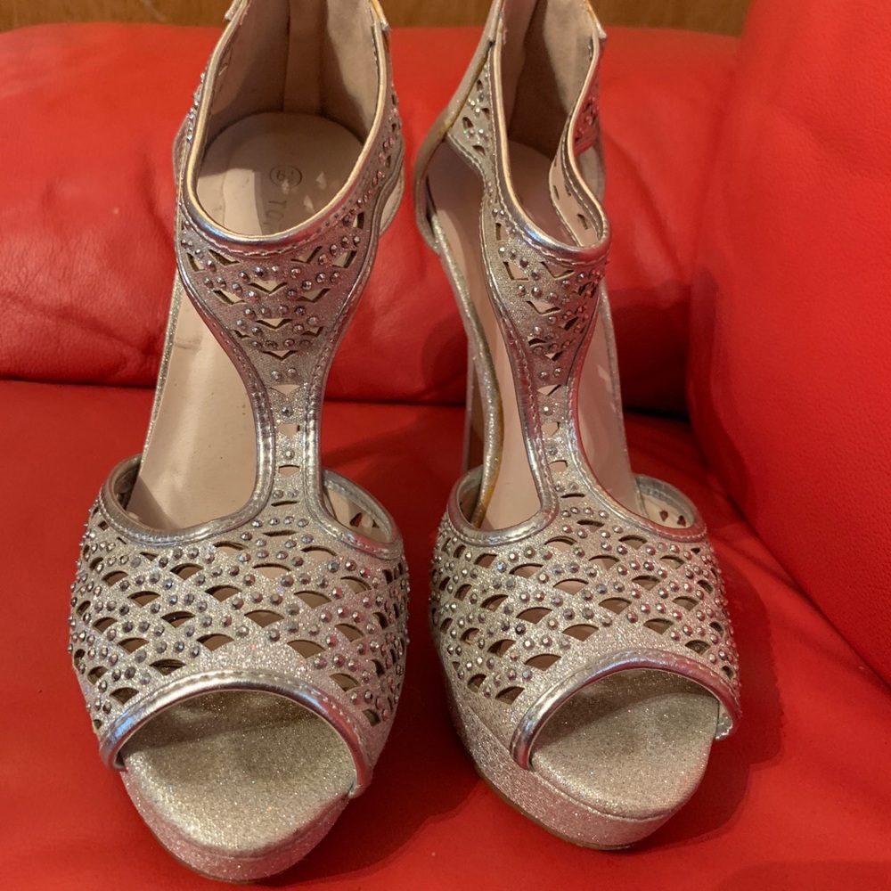 Silver Heels - Picture 2 of 7